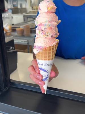 From our winte window to your heart. 💓 All your favorite pink flavors are here to sweep you off your feet. #handels #icecream #valentine