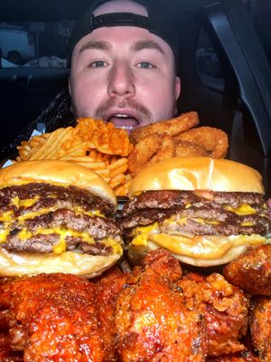 The best bar food in NJ 🍔 #burger #mukbangeatingshow #Foodie #fypシ #viral 