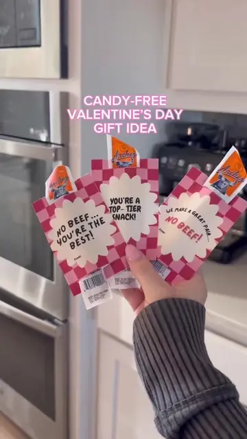 Let’s be real: the last thing your kid’s teacher needs is 25 kids on a Valentine’s Day candy high. This year, be the “cool parent” and send them to school with a snack that actually fuels their day.  We’ve partner with @nicole.marshall to give you FREE printable Valentine’s Day Cards. Find them linked on our blog! #kidsvalentines #ValentinesDay #ValentinesDay #ValentinesDay #valentines 