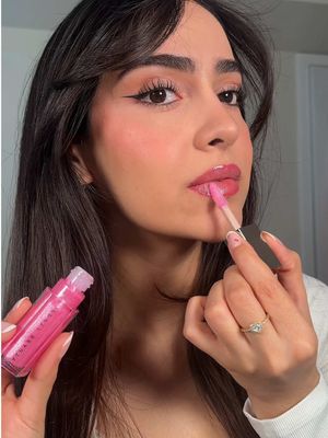 gloss bomb ‘wattabrat’ @Fenty Beauty 💖 #fentybeauty #glossbomb #pinkgloss #glitterlips #babypink  