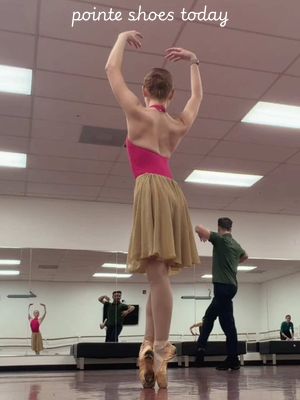 shaving my callus in class is very Monday vibes 🤧🫶🏼☕️ #ballet #ballerina #pointe #pointeshoes #ballettok 