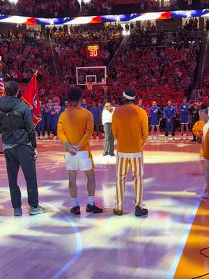 Go USA 🇺🇸and Go VOLS 🏀#nationalanthem #singersongwritersoftiktok #america #tennesseevols #collegebasketball 