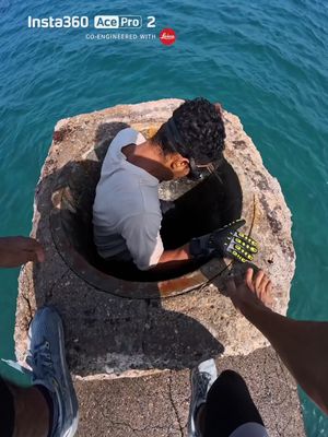 Hold your breath 🤿  Go deeper with the rugged Ace Pro 2.  📷 @steve_parkour1 with Insta360 Ace Pro 2 ⚠️ Performed by professionals. Please do not attempt this yourself. #Insta360 #insta360acepro2 #Actioncamera #diving #challenge