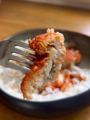 Bifes enrolados com queijo 😜 Diz-me se vais experimentar e faz o download da App @organizate.app :) Que conta com esta e mais de 350 receitas como esta!  Ingredientes: 	•	~500 Gramas de Bifes de peru 	•	~100 Gramas de Fatias de queijo flamengo magro (5 unidades) 	•	1 c chá de sal 	•	80 Gramas de Sumo de limão (1/2 unidade) 	•	3 c sopa de Refogado pronto de cebola e alho 	•	200 Gramas de Polpa de tomate Passos: 	1.	Começa por dispor os bifes numa tábua (podes colocar um sobre o outro caso não sejam grandes); 	2.	Depois, tempera com sumo de limão e sal; 	3.	Coloca agora uma fatia de queijo em cada bife e enrola fechando com um palito; 	4.	Prepara agora o molho de tomate onde juntas 4 c sopa de refogado pronto e polpa de tomate; 	5.	Deixa cozinhar uns 5 minutos e junta os bifes enrolados; 	6.	Tapa a frigideira e deixa cozinhar 7 minutos de cada lado;  Está pronto! 😜