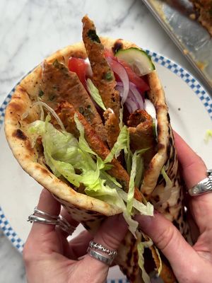 HOMEMADE CHICKEN DONER as always I’m late 🙂‍↕️ and golly gosh have I been missing out! If you haven’t given it a go yet / or heard of this hack, this is your sign… Ingredients - serves 3-4.  ▫️ 1 onion  ▫️ 2 large garlic cloves ▫️ 1 green chilli ▫️ 500g 5% chicken mince ▫️ 1.5 tsp smoked paprika ▫️ 1 tsp cumin ▫️ 1 tsp oregano ▫️ salt and pepper ▫️ handful fresh coriander To serve: flatbreads, garlic yoghurt, salad bits, lemon juice 🍋  1. Preheat your oven to 190C fan.  2. Add the onion, garlic and chilli to a food processor - blitz until finely diced. Then, add the mince and spices. Blitz until a near paste forms, then remove the lid for the final time and pulse in the fresh coriander.  3. Take a third of the mix and place it between two pieces of parchment paper. Use a rolling pin to flatten it into a thin, even layer. Peel off the top sheet of parchment. Then, fold up the bottom piece in approx 2 inch increments.  4. Repeat for the rest of the mixture, then place the rolls on a large baking tray. Bake for 15-20 minutes (I’d err on the side of 20, to be sure the chicken is cooked).  5. Unroll the parchment to release the doner meat and tear into pieces.  ENJOY! #fakeaway #healthyish #highprotein 