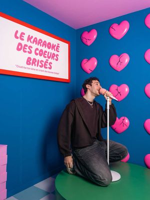 Cœur brisé ? Prends le micro. Bienvenue dans le nouvel univers Le Karaoké des cœurs brisés  imaginé par @Pony  @musee.imaginarium   290 rue de la Montagne, Montréal @agencebongout #MuseeImaginarium #Karaokedescoeursbrisés #Pony #Montreal 