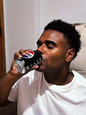 Podem falar o que quiserem de mim, mas não podem nunca ousar falar mal das minhas combinações gastronômicas, ainda mais quando elas são acompanhadas com @Pepsibr!! Corre pra garantir sua PEPSI BLACK, toma essa!🖤💙 #Publicidade ##MeuRangoMinhasRegras #TomaEssaPepsiBlack