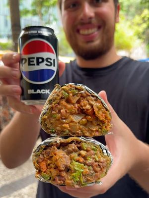 Quem que inventou esse role de horário pra comida? Eu quero é amassar um PF 7h da manhã kkkk Seu rango, suas regras! Independente do horário, Pepsi Black combina com tudo, então já sabe, né? Toma essa! #Publicidade ##MeuRangoMinhasRegras #TomaEssaPepsiBlack