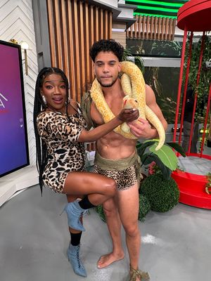 En modo selva🌴🔥 Tarzán #KennyRodríguez llegó muy sexy y acompañó a #ChikyBombom en un martes que estuvo fuera de control 😱💃 #LasPicantes 