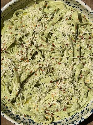 High-protein pesto pasta with over 40g protein and 15g fibre per serve !! 🌱 Gosh I love tofu, nooch, hemp seeds and edamame, and paired with fresh pesto herbs? Absolutely immaculate. Full recipe on my website, link in bio.  #highproteinrecipes #highprotein #highproteinpasta #pastasauce #pestopasta 