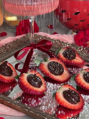 Classic Valentine’s treats with a twist. ❤️✨ 🍓 1 package Boar’s Head® Dark Chocolate Dessert Hummus 🍓 1 lb fresh strawberries 🍓 Powdered sugar #BoarsHead #Foodie #Deli #ValentinesDay #chocolatestrawberry 