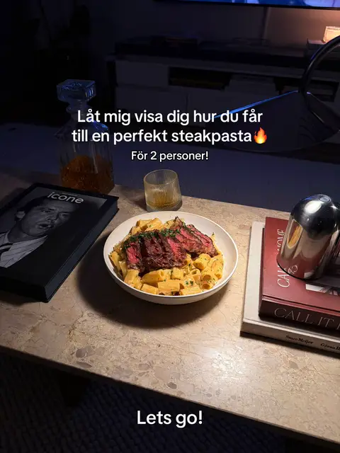 Kommentera om ni vill ha hela receptet så skickar jag det ✨ Krämig steakpasta som alla kommer att älska! Här är en snabb översikt: 👩‍🍳 Ingredienser: - Parmesan  - Grädde  - Persilja  - Gräslök  - Charlottenlök  - Vitlök  - Färsk pasta  - Entrecote  - Salt & peppar  👩‍🍳 Steg för steg: 1. Hacka din charlottenlök, vitlök, persilja och gräslök. 2. Stek köttet ca 3,5-4 minuter per sida tills det når 58 grader (medium). 3. Fräs lök och vitlök, tillsätt sedan kalv- eller oxfond och rör om. 4. Tillsätt 2,5 dl grädde och låt sjuda. 5. Tillsätt pastan, färsk persilja och rör omkring och *sänk värmen 😅 6. Skär upp köttet efter att det fått vila 10 min.  7. Servera och njut. Så enkelt, och så gott! 🤤  #steak #pasta #creamy  #steakpasta #fördig 