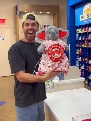 Happy Valentine’s Day from me and Ellie the Elephant! Drop a comment down below with your favorite Valentine’s candy and we will choose one winner to ship Ellie out to! 💌 #dustinlynch #ValentinesDay #lovesong 