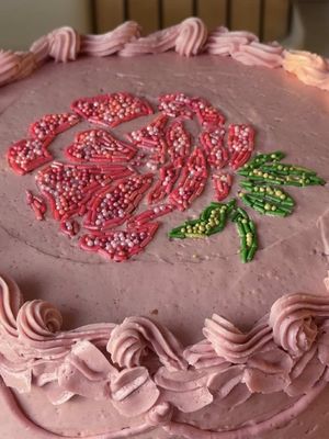 My strawberry vanilla chiffon cake with a sprinkle embroidery peony on top with silk bows 🎀🌸🍓 Recipe and steps on how to make this cake are on my substack :) https://sporckly.substack.com/p/vanilla-bean-chiffon-cake-with-a?r=3t8eym&utm_medium=ios&triedRedirect=true