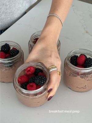 breakfast meal prep! attempted chia seed pudding 🍓🫐 3ish (?) cups non-fat greek yogurt  ¾ cup milk ½ cup (ish) chia seeds  ⅓ cup cocoa powder (unsweetened) 3 packets of stevia Berries of choice (I did raspberries and blackberries) ⅓ cup collagen peptides