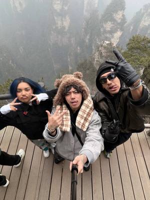 This place was insane😭 #ZhangjiajieNationalForestPark #Zhangjiajie #ChinaTravel #BeautifulChina #AvatarMountains