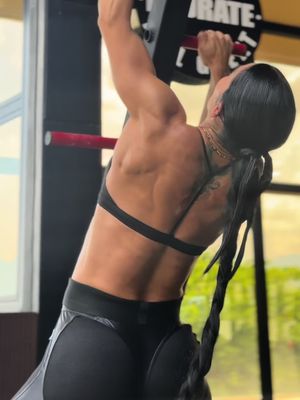 Esto no es cardio. Esto no es rutina. Esto es ENTRENAMIENTO INTENSIVO. 🔥🦾 Aquí no se viene a “mantener”. Se viene a evolucionar. Cada repetición construye músculo… y carácter. Clear Muscle de @muscletech me ayuda a entrenar con ➕ potencia y recuperarme ➕ rápido 💥 ➕ fuerza ➕ rendimiento ➕ calidad muscular sin retención. No entreno suave. Entreno para romper límites. Y si arde… es porque está funcionando. 💥 Si estás en Colombia ahorra 15% con mi código Ana en @suplementos_colombia