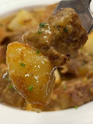 Costillas en salsa tiernas y jugosas!!😋 Una receta tradicional que nunca falla y no veas cómo está de rica… para chuparse los dedos. Un plato fácil de elaborar, muy económico y que, con unos simples pasos, tendrás una receta que vas a repetir una y otra vez. Una carne extra tierna, acompañada de unas patatas fritas, con su salsita de toma pan y moja… • INGREDIENTES: 1 kg. costillas de cerdo Una cabeza de ajos 2 guindillas cayenas 1 cebolla 50 ml. vinagre manzana 150 ml. vino blanco Agua Sal y pimienta negra • PICADA: Unos pocos ajos del guiso Azafrán Tomillo Comino en polvo Almendras fritas • Golpea los ajos con el dorso de la hoja del cuchillo y dóralos unos instantes, retira. Incorpora las costillas troceadas, salpimenta al gusto y cocínalas hasta que tengan un bonito color dorado. Añade una cebolla bien picadita al guiso, junto con el vinagre, vino blanco y los ajos. Cuando se evapore el alcohol, cubre con agua y cocina hasta que la carne esté blandita. • Coge unos pocos ajos del guiso (estarán muy blanditos) y ponlos en un mortero junto con unas hebras de azafrán, tomillo, comino molido y un puñadito de almendras fritas, machaca todo bien y agrega un poco del caldo de las costillas antes de incorporar a la cazuela. Integra todo bien y acompaña con unas patatas fritas, quedan riquísimas! •