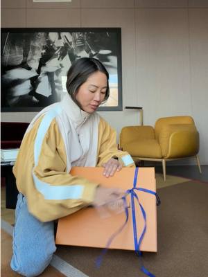 Unbox my new @louisvuitton  The LV Express Bag. Matching with my interior 