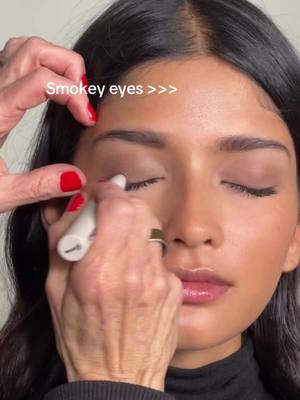 One step Smokey Eye with The Eyeshadow Stick in Brown. It’s that simple. 