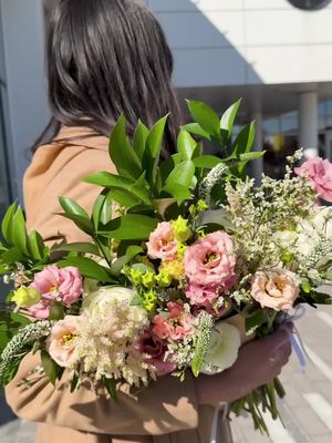 Valentine’s Day came early for a few lucky Chicago shoppers. 💘 Just a little thank-you for letting us be part of your home. #ValentinesDay #Flowers #Love