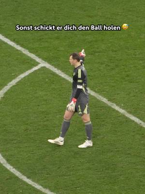 Neuer macht Neuer-Sachen. 🐐 Bloß nicht provozieren, sonst gibt’s Extra-Meter! 😬 Wer von euren Freunden würde trotzdem stehen bleiben? 👇 #fcbayern #dfbpokal #fussball
