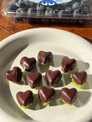 Luxury fruit, dipped accordingly. 💘 #fruitist #traderjoes #traderjoesfoodreviews #blueberries #matchalover 