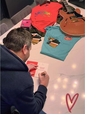 Find the perfect gift for your Valentine at the Gibson Garage… even if that Valentine is you. ❤️ #gibson #gibsonguitars #valentine #nashville #gibsongarage 