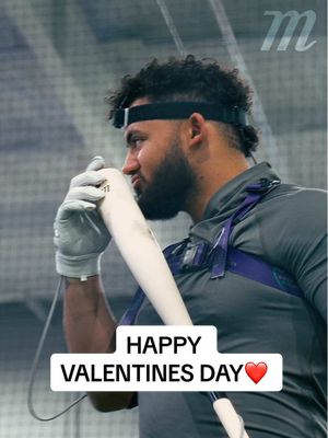 Remember to show your bat some love this Valentines Day😘❤️  #MLB #ValentinesDay #kiss #Love #baseball 