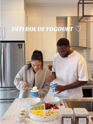 #Pub Défi de couple avec une seule règle : 5 minutes pour préparer un bol de yogourt avec @Oikos Canada  Je fais le bol de Stevens et il fait le mien ! Qui tu penses qui va gagner ? 😋 Ma recette est délicieuse et le yogourt grec a une texture onctueuse qui fait toute la différence! 🥣🍓  #OikosCanada 