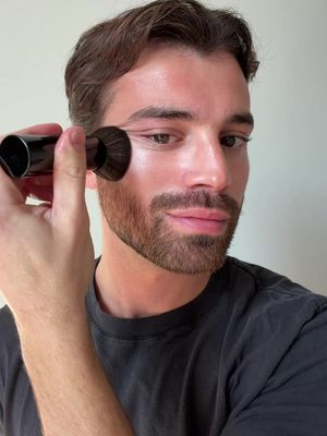 Full face of @Saie blended perfectly for a glowy bronzed sculpted look #saiepartner  Product details below: - Glowy Super Gel in Starglow  - Slip Tint Concealer in shade 5 using the Double Brush   - Dew Bronze in shade Swim  - Dew Blush in shade Spicy using the Double Brush  - SuperSuede Baked Bronzer in shade Amalfi using the All-Over Brush - Slip Tint Baked Setting Powder using the All-Over Brush - CitySet Setting Spray 