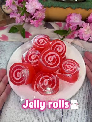 ✨JELLY ROLLS 💖 @burpee_vet  🌸 La forma más sencilla de hacer chuches 😍, perfecta para el verano. Con dos texturas y 2 ingredientes (3 si contamos el agua) ¿De qué sabor la probarías tú? 💖INGREDIENTES ➖ 120 ml de agua caliente ➖ 1 sobre de gelatina de fresa (yo he usado sin azúcar, pero os sirve cualquiera) ➖ 80 gr de marshmallows  🌸 Disuelve la gelatina en agua caliente 🌸 Añade los marshmallows y lleva al microondas 1 minuto hasta que se derritan  🌸 Vierte en el molde y lleva a la nevera 2 horas 🌸 Corta y enrolla sobre sí mismo😍 #tiktokespaña #cocinaentiktok #postres 