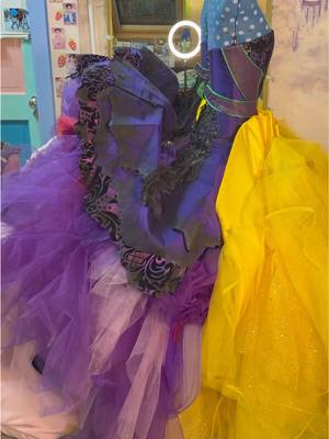 Making Mal’s dress from Descendants transformation 🤩💛💙 #descendants #disney #maldescendants #sewing #cosplay 