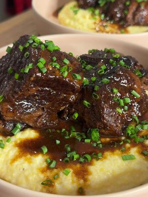 Red Wine Braised Short Ribs are a quintessential cozy meal all cooks should have in their arsenal, just like great cookware! Shop the @HexClad sale now!! 🍷