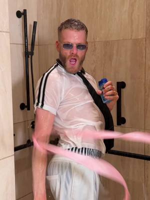 wait til the end to witness true professionalism 👯🎀🚿🙌🏻 @Mark Hoying @Virgin Hotels Las Vegas 