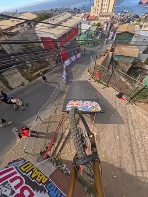 POV: You're at Red Bull Valparaiso Cerro Abajo ( 🎥 @facudescalzo ) #Unreel #Extreme #redbullcerroabajo #Downhill #Mtb