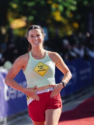 Ce futur bébé aura définitivement les jambes de Élissa Legault. 💥🥹 #Running #runner #mtlmarathon #runnerlife 