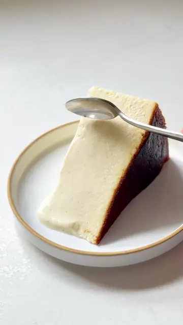 No need to crumple up your baking paper! Recipe in my book, link in bio #cheesecake #baking #burntbasquecheesecake 