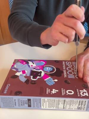 No bowl, no problem #magicspoon #highprotein #proteincereal #cocoa 