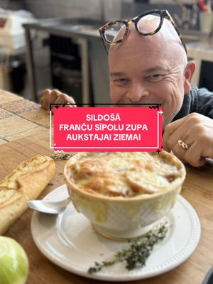 Gribi sasildīties ar ko patiešām garšīgu? ☺️ Man ir piedāvājums - franču sīpolu zupa, jeb Soupe à l’oignon, kuru parasti pasniedz restorānos, taču patiesībā to var pagatavot ar salīdzinoši mazu budžetu, bet lielu pacietību arī mājas! 🧅🙌🏻 @Lidl Latvija atradu tiešam labu liellopa buljonu, sīpolus un visu pārējo.😎 #sipoluzupa #ziemasēdieni #kogatavot #lidl #sadarbība 