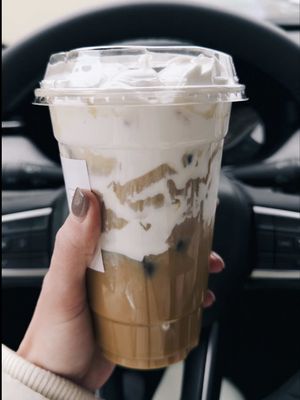 If this found you and you’re a pilates princess, matcha or coffee obsessed, dog mom… or living your best life in Boston, hi! Let’s be friends 💚☕️