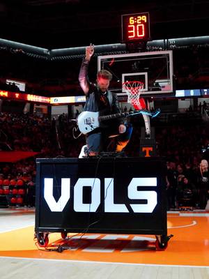 Enter Sandman for 20,000 Vols fans 🏴‍☠️🏀 #Vols #CollegeBasketball #DarkMode