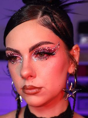It's coming back bby ✨  Vib: @Grace Scott  products  @Natasha Denona eyeshadow palette @nyxcosmetics_uk butter melt highlighter + eyeliner stick @M·A·C Cosmetics brushstroke 24 hr liner + lip pencil @Glitter Prizm adhesive jewels @dollbeauty lashes  @Kosas mascara  @Charlotte Tilbury airbrush concealer @YSL Beauty loveshine  @Anastasia Beverly Hills setting spray  #euphoria #euphoriamakeup #glittermakeup #makeuptutorial #glammakeup 