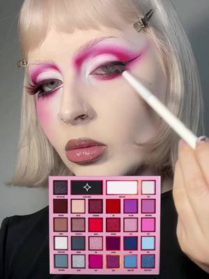A dream palette! 💝 #Diabla #pinkeyeshadow 