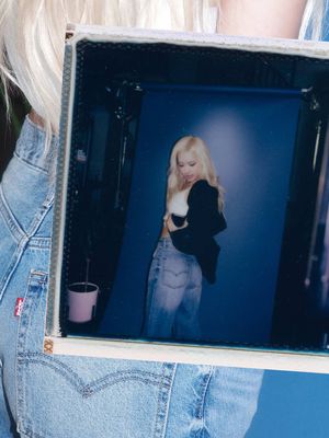 from sound check to fit check —  @ROSÉ on set with Levi's wearing the new loose boot.