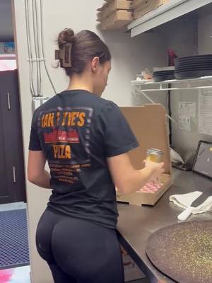 Pizza girl burning an turning these pies left and right. Thin is in only at Ian and Kye’s Pizza Stuart •Jensen Beach Florida #pizza #girl #fyp #food #fitness 