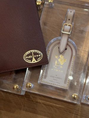 had to get it before i left the island🌺 #hawaii #louisvuitton #passport #fyp #louiecastro 