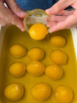CONFIT EGG YOLKS #Recipe #cooking #eggyolks #confit 