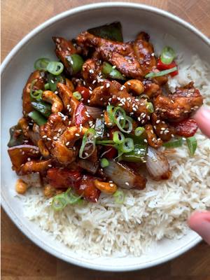 HONEY CASHEW CHICKEN Don’t you even dare let this one get dusty in your saved folder. 52g protein per serving AND tastes like a takeaway. winwinwin. Serves 4 ▫️650g chicken breast, cut into very thin strips ▫️1 tbsp dark soy sauce ▫️1 tsp white pepper ▫️2 heaped tbsp cornflour ▫️handful of cashews ▫️1 onion, cut into chunks ▫️1 red bell pepper, cut into chunks ▫️1 green bell pepper, cut into chunks ▫️1 thumb-sized piece ginger, minced ▫️2 large garlic cloves, minced For the glaze: ▫️2 tbsp dark soy sauce ▫️2 tbsp light/reg soy sauce ▫️1 tbsp honey ▫️1 tbsp rice vinegar ▫️1 tsp fish sauce (optional) spring onions + sesame seeds to serve rice of choice Method: 1. Prep your veggies. Mix all the glaze ingredients together in a small jar or bowl and set aside. 2. Heat a drizzle of neutral oil in a large wok or frying pan over high heat. Add the cashews and toast for 2–3 minutes, tossing often, until golden. Remove and set aside. 3. Re-oil if needed, then add the chicken. It may clump together slightly, so use tongs to separate as it cooks. Fry for 5–6 minutes until golden and cooked through. Remove from the pan. 4. Re-oil again, then add the onion and cook for 2–3 minutes until starting to soften. Add the peppers and ginger and stir-fry for 4–5 minutes, then add the garlic and cook for another 30 seconds. 5. Return the chicken and cashews to the pan, pour over the glaze and toss everything together until sticky and glossy. 6. Serve over rice and finish with spring onions + sesame seeds if you like. ENJOY! #fakeaway #highprotein #healthyish #fyp 