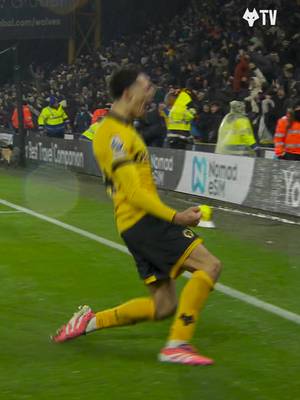 SCENES! 😍 Tom Edozie nets a late equaliser against Arsenal! #Wolves #PremierLeague #TomEdozie 